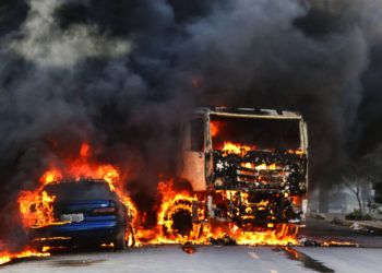 Un par de vehículos arden en la calle tras ser quemados en la ciudad de Fortaleza, en el noreste de Brasil, el jueves 3 de enero de 2019. Foto: Alex Gomes/O Povo.