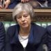 En este fotograma, la primera ministra británica Theresa May escucha mientras habla el líder laborista Jeremy Corbyn tras la votación parlamentaria del acuerdo del Brexit, en la Cámara de los Comunes, en Londres, el martes 15 de enero de 2019. Cámara de los Comunes / PA vía AP.