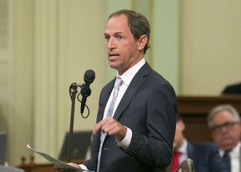 El legislador estatal de California Brian Maienschein, quien se pasó al partido Demócrata tras expresar su desacuerdo con las políticas republicanas. Foto: Rich Pedroncelli / AP/ Archivo.