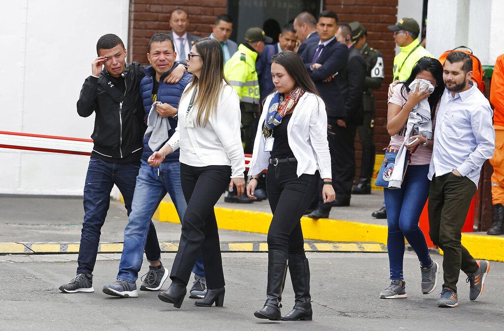 Familiares de las víctimas de un atentado con bomba lloran frente a la entrada de la academia de policía General Santander, donde tuvo lugar el ataque en Bogotá, Colombia, el jueves 17 de enero de 2019. Foto: John Wilson Vizcaíno / AP.