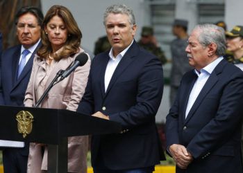 El presidente colombiano Iván Duque hace una declaración dentro de la Escuela de Policía General Santander, en Bogotá, luego de la explosión de una bomba en el campus el jueves 17 de enero del 2019. Foto: John Wilson Vizcaino / AP.