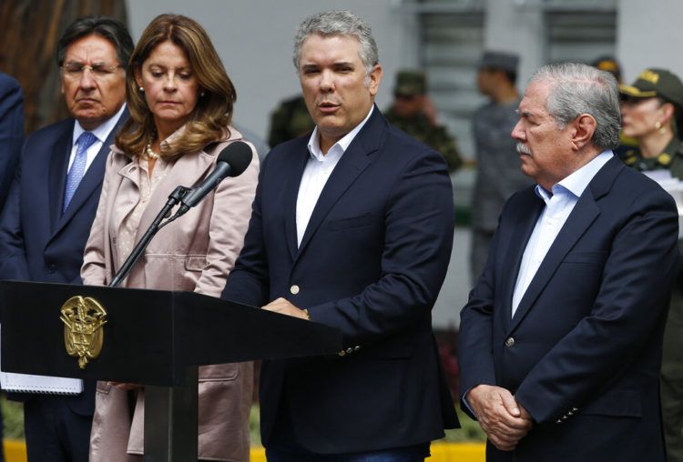 El presidente colombiano Iván Duque hace una declaración dentro de la Escuela de Policía General Santander, en Bogotá, luego de la explosión de una bomba en el campus el jueves 17 de enero del 2019. Foto: John Wilson Vizcaino / AP.