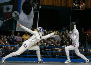 La hongkonesa Vivian Kong Man Wai (der), se coronó en la Copa del Mundo de espada femenina, en La Habana, al derrotar en la final a la francesa Auriane Mallo (izq), el 12 de enero de 2019. Foto: Calixto N. Llanes / Jit.