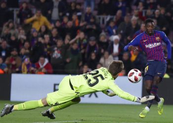 Ousmane Dembélé del Barcelona anota el segundo gol del equipo en la victoria 3-0 ante Levante por los octavos de final de la Copa del Rey, el jueves 17 de enero 2019. Foto: Manu Fernández / AP.