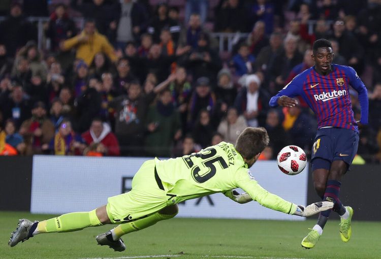 Ousmane Dembélé del Barcelona anota el segundo gol del equipo en la victoria 3-0 ante Levante por los octavos de final de la Copa del Rey, el jueves 17 de enero 2019. Foto: Manu Fernández / AP.