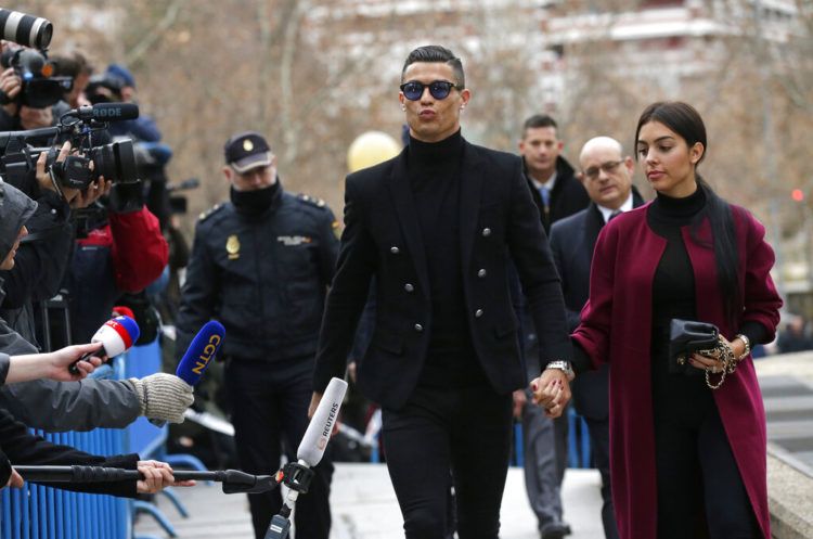 El futbolista portugués Cristiano Ronaldo llega al tribunal en Madrid junto a su novia Georgina Rodríguez, el martes 22 de enero de 2019. Foto: Manu Fernández / AP.