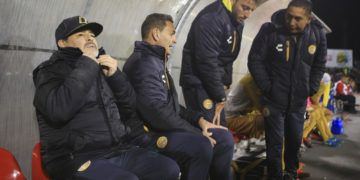 El técnico Diego Maradona (izquierda) observa el partido de su equipo, Dorados de Sinaloa, contra Juárez por las semifinales de la segunda división de México en Ciudad Juárez, México, el 24 de noviembre de 2018. Foto: Christian Torres / AP.