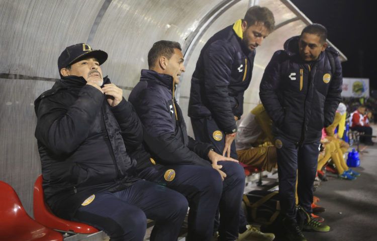 El técnico Diego Maradona (izquierda) observa el partido de su equipo, Dorados de Sinaloa, contra Juárez por las semifinales de la segunda división de México en Ciudad Juárez, México, el 24 de noviembre de 2018. Foto: Christian Torres / AP.