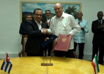 El viceministro primero de Salud, Mohsen Asadi Lari (izq), y el ministro de Comercio Exterior y la Inversión Extranjera de Cuba, Rodrigo Malmierca (der), durante la XVII Sesión de la Comisión Intergubernamental para la colaboración económica, científico y técnica entre Irán y Cuba, celebrada en La Habana. Foto: @Hispantv / Twitter.