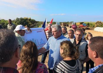 El presidente cubano, Miguel Díaz-Canel (centro) durante un recorrido por la provincia de Sancti Spíritus. Foto: @DiazCanelB / Twitter.