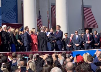 Juramentación de DeSantis. Foto tomada de la cuenta de Twitter del gobernador @RonDeSantisFL