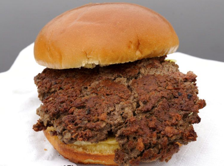 La "hamburguesa imposible", hecha de proteína de trigo, aceite de coco, proteína de patata y otros ingredientes, en Bellevue, Nebraska. Foto: Nati Harnik / AP.