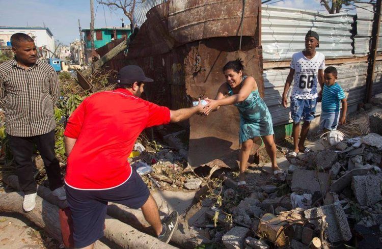 Artistas cubanos entregan donaciones a damnificados del tornado del domingo 27 de enero de 2019 en La Habana. Foto: Cortesía de Yander Zamora.