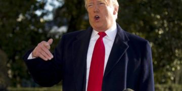 El presidente Donald Trump habla en los jardines de la Casa Blanca. Foto: Alex Brandon / AP / Archivo.