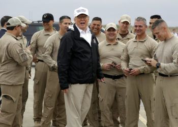 El presidente Donald Trump habla con funcionarios de la Oficina de Aduanas y Protección Fronteriza en el Aeropuerto Internacional de McAllen, el jueves 10 de enero de 2019, en McAllen, Texas. Foto: Evan Vucci / AP.