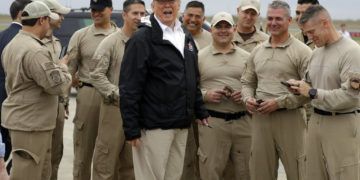 El presidente Donald Trump habla con funcionarios de la Oficina de Aduanas y Protección Fronteriza en el Aeropuerto Internacional de McAllen, el jueves 10 de enero de 2019, en McAllen, Texas. Foto: Evan Vucci / AP.