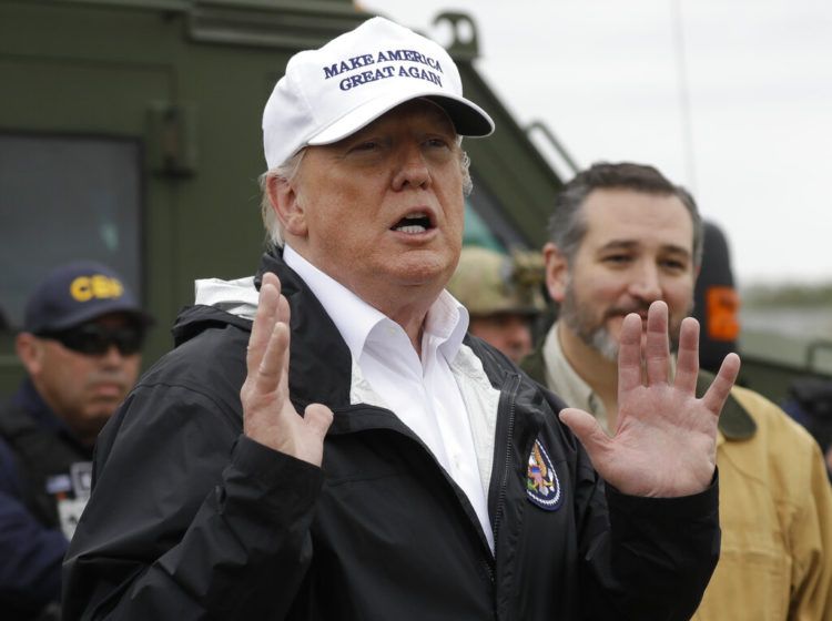 El presidente Donald Trump habla durante su recorrido en la frontera de Estados Unidos con México, el jueves 10 de enero de 2019, en McAllen, Texas. Foto: Evan Vucci / AP.