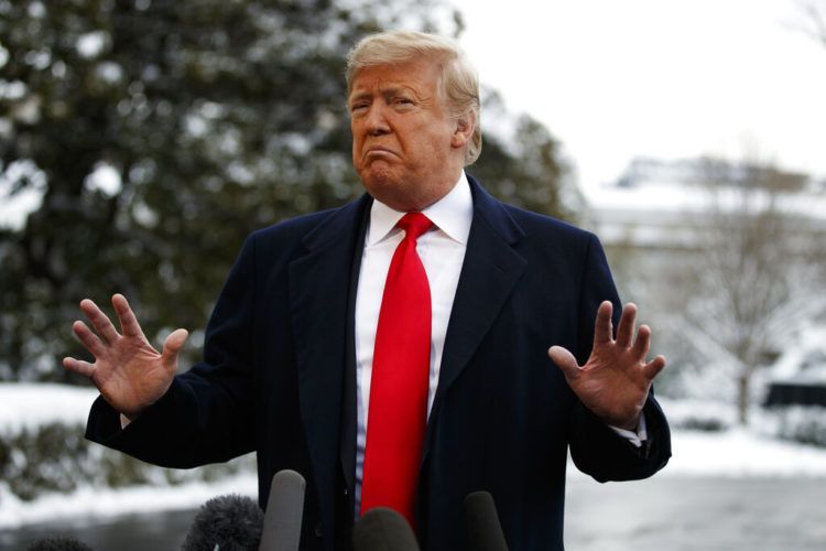 El presidente Donald Trump habla con reporteros en la Casa Blanca. Foto: Evan Vucci / AP / Archivo.