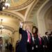 El presidente Donald Trump saluda a reporteros a su llegada al almuerzo del grupo republicano en el Senado, en el Capitolio, en Washington, el 9 de enero de 2019. Foto: Andrew Harnik / AP.