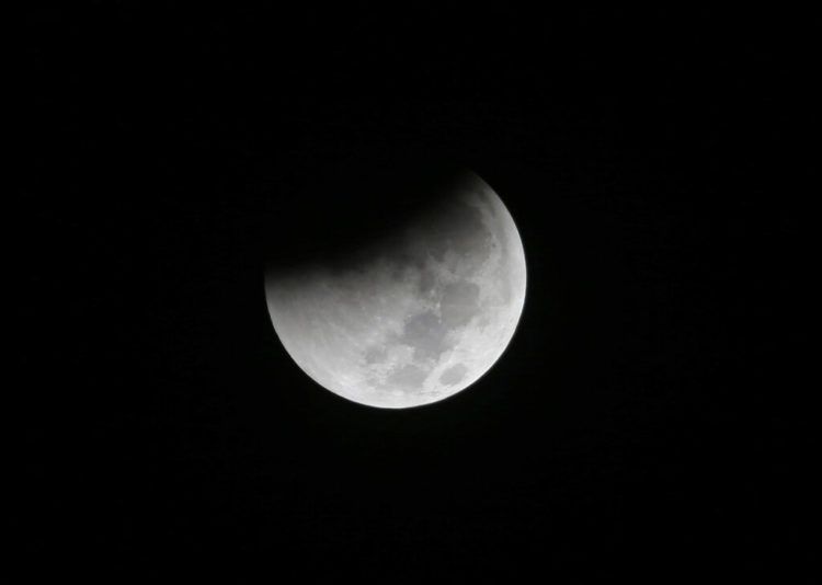 En esta fotografía de archivo del sábado 28 de agosto de 2018, la Tierra arroja una sombra sobre la Luna durante un eclipse lunar total, en Yakarta, Indonesia. A partir del domingo 20 de enero de 2019 por la noche será posible ver un eclipse lunar total en Norte y Sudamérica. Foto: Tatan Syuflana / AP.