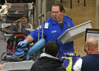 Un empleado de la Administración de Seguridad en el Transporte de Estados Unidos ayuda a los pasajeros en el Aeropuerto Internacional de Salt Lake City, el miércoles 16 de enero de 2019. Foto: Rick Bowmer / AP.