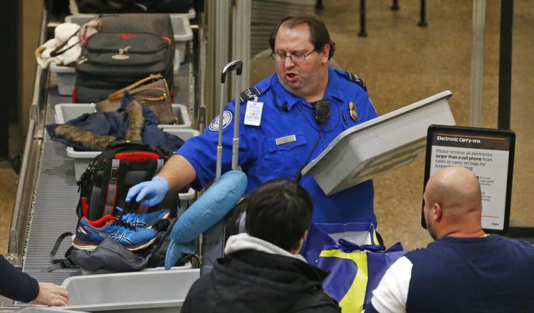 Un empleado de la Administración de Seguridad en el Transporte de Estados Unidos ayuda a los pasajeros en el Aeropuerto Internacional de Salt Lake City, el miércoles 16 de enero de 2019. Foto: Rick Bowmer / AP.