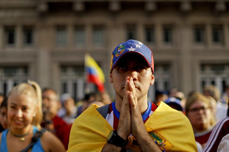 Un manifestante venezolano participa en una protesta contra el gobierno de su país en Buenos Aires, el miércoles 23 de enero de 2019. Foto: Natacha Pisarenko / AP.