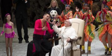 El Papa Francisco comparte con miembros del Circo Nacional de Cuba durante la audiencia general de los miércoles en la Sala Pablo VI en el Vaticano hoy, 2 de enero de 2019. Foto: Maurizio Brambatti / EFE.