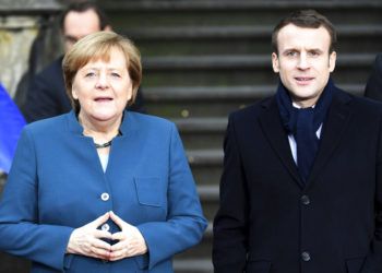 La canciller de Alemania, Angela Merkel (izquierda), y el presidente de Francia, Emmanuel Macron, a su llegada al ayuntamiento de Aquisgrán, Alemania, el 22 de enero de 2019 para firmar un tratado bilateral de cooperación. Foto: Federico Gambarini / dpa vía AP.