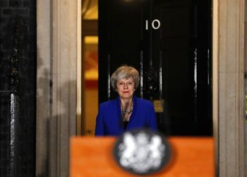 La primera ministra de Gran Bretaña, Theresa May, sale de su vivienda oficial, en el 10 de Downing, en Londres, el 16 de enero de 2019. Foto: Frank Augstein / AP.