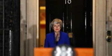 La primera ministra de Gran Bretaña, Theresa May, sale de su vivienda oficial, en el 10 de Downing, en Londres, el 16 de enero de 2019. Foto: Frank Augstein / AP.