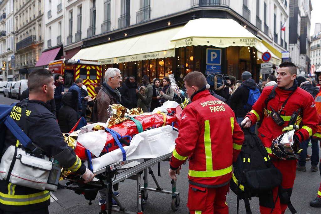 Bomberos evacúan en una camilla a un hombre herido en una explosión por una fuga de gas en París, Francia, el 12 de enero de 2019. Foto: Thibault Camus / AP.