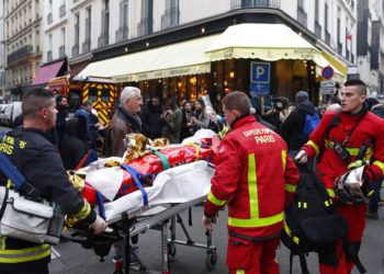 Bomberos evacúan en una camilla a un hombre herido en una explosión por una fuga de gas en París, Francia, el 12 de enero de 2019. Foto: Thibault Camus / AP.