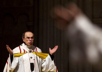 El cardenal Philippe Barbarin, arzobispo de Lyon, oficia una misa para migrantes en la catedral de Saint-Jean de Lyon, en el centro de Francia, en 2016. Foto: Laurent Cipriani / AP / Archivo.