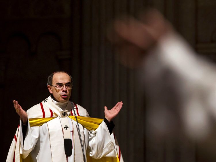 El cardenal Philippe Barbarin, arzobispo de Lyon, oficia una misa para migrantes en la catedral de Saint-Jean de Lyon, en el centro de Francia, en 2016. Foto: Laurent Cipriani / AP / Archivo.