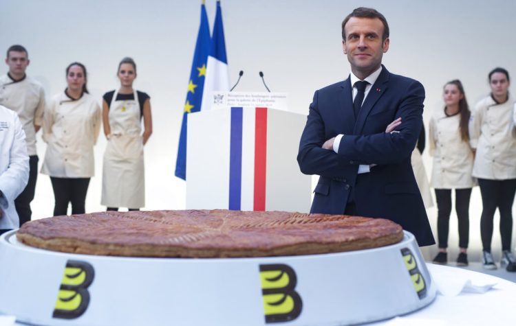 El presidente de Francia, Emmanuel Macron, posa junto a una tarta típica de la Epifanía, en el Palacio del Elíseo, en París, Francia, el 11 de enero de 2019. Foto: Ian Langsdon /Pool Photo via AP.