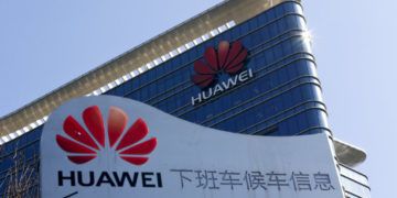 Logotipo de Huawei en un centro de investigaciones y desarrollo de la empresa en Dongguan, en la provincia de Guangdong, en el sur de China. Foto: Andy Wong / AP / File.