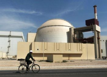 En esta fotografía de 2010, un trabajador pasa en su bicicleta frente a un reactor en la planta nucleoléctrica de Busheher, en las afueras de la ciudad de Busher, en el el sur de Irán. Foto: Mehr News Agency / Majid Asgaripour / AP / Archivo.