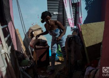 Danaisy Alfonso en su casa en Guanabacoa, pocos días después de ser seriamente dañada por el tornado del 27 de enero de 2019. Foto: Otmaro Rodríguez.