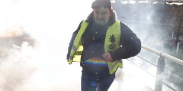 Un manifestante se aleja del gas lacrimógeno rociado por la policía antimotines durante una manifestación de sindicalistas y chalecos amarillos, en Creteil, en las afueras de París, el miércoles 9 de enero de 2019. Foto: Thibault Camus / AP.