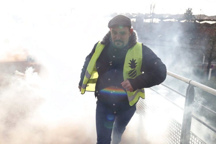 Un manifestante se aleja del gas lacrimógeno rociado por la policía antimotines durante una manifestación de sindicalistas y chalecos amarillos, en Creteil, en las afueras de París, el miércoles 9 de enero de 2019. Foto: Thibault Camus / AP.