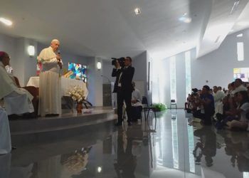 El Papa Francisco conversa con la delegación cubana la Jornada Mundial de la Juventud católica en Panamá, el viernes 25 de enero de 2019. Foto: Manuel Alejandro Rodríguez / Facebook.