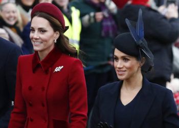 En esta foto del 25 de diciembre del 2018, Kate, la duquesa de Cambridge, a la izquierda, y Meghan, la duquesa de Sussex, llegan al servicio de Navidad en la Iglesia Santa María Magdalena en Sandringham, en Norfolk, Inglaterra. La prensa británica exhortó el martes 29 de enero del 2019 a los usuarios de redes sociales a bajar el tono de las críticas inapropiadas contra Meghan y Kate. (AP Foto/Frank Augstein, Archivo)