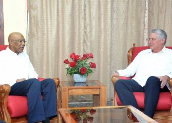 Los presidentes de Cuba y Guyana, Miguel Díaz-Canel (izq) y David Granger (der), durante un encuentro en La Habana. Foto: @PresidenciaCuba / Twitter.