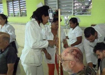 Fotografía cedida por el periódico Juventud Rebelde que muestra a heridos del accidente masivo de tránsito ocurrido el 10 de enero de 2018, en la provincia de Guantánamo, al este de Cuba. Foto: Lilibeth Alfonso / Juventud Rebelde / EFE.