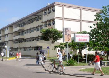 Hospital "Héroes de Baire", en la Isla de la Juventud, Cuba. Foto: Calixto N. Llanes / Trabajadores.