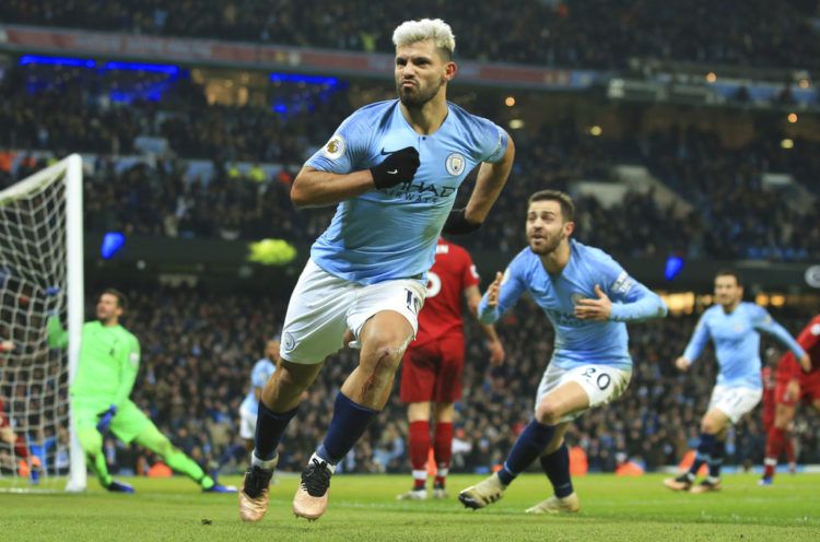 El argentino Sergio Agüero, del Manchester City, festeja luego de anotar el primer tanto de su equipo ante Liverpool, el jueves 3 de enero de 2019. Foto: Jon Super / AP.