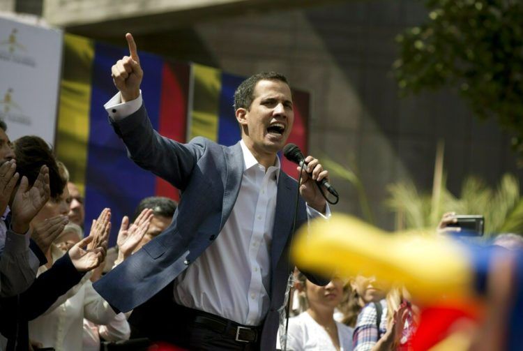 Juan Guaidó, presidente de la Asamblea Nacional de Venezuela, en una fotografía del viernes 11 de enero de 2019, mientras pronuncia un discurso público en una calle de Caracas. Foto: Fernando Llano / AP.