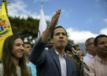 El autoproclamado presidente interino de Venezuela, Juan Guaidó, acompañado por su esposa Fabiana Rosales, habla en un acto en Caracas, 26 de enero de 2019. Foto: Rodrigo Abd / AP.