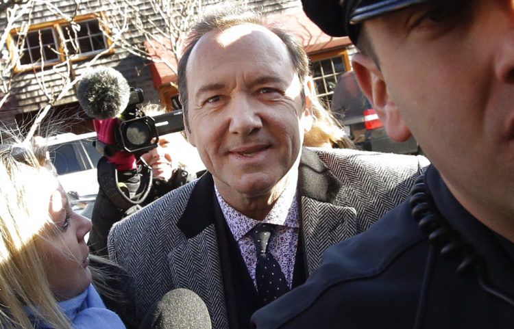 Kevin Spacey llega al Tribunal de Distrito de Nantucket , Massachusetts, para responder a un cargo de abuso sexual, el lunes 7 de enero del 2019. Foto: Steven Senne / AP.